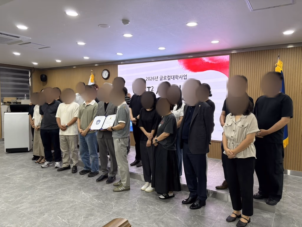 수료식 — 수료증 수여 후 단체 사진 (2026.08.13)